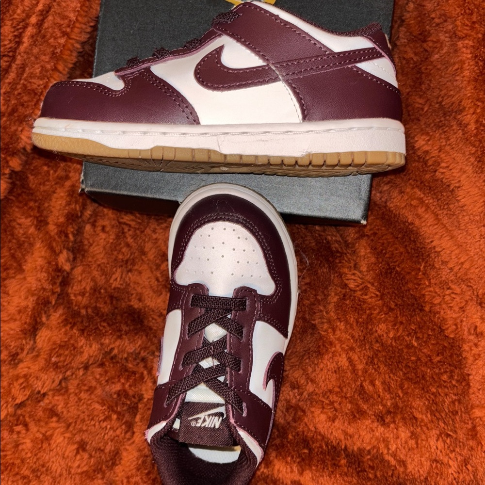Nike Court Borough Low Marron and White size 9